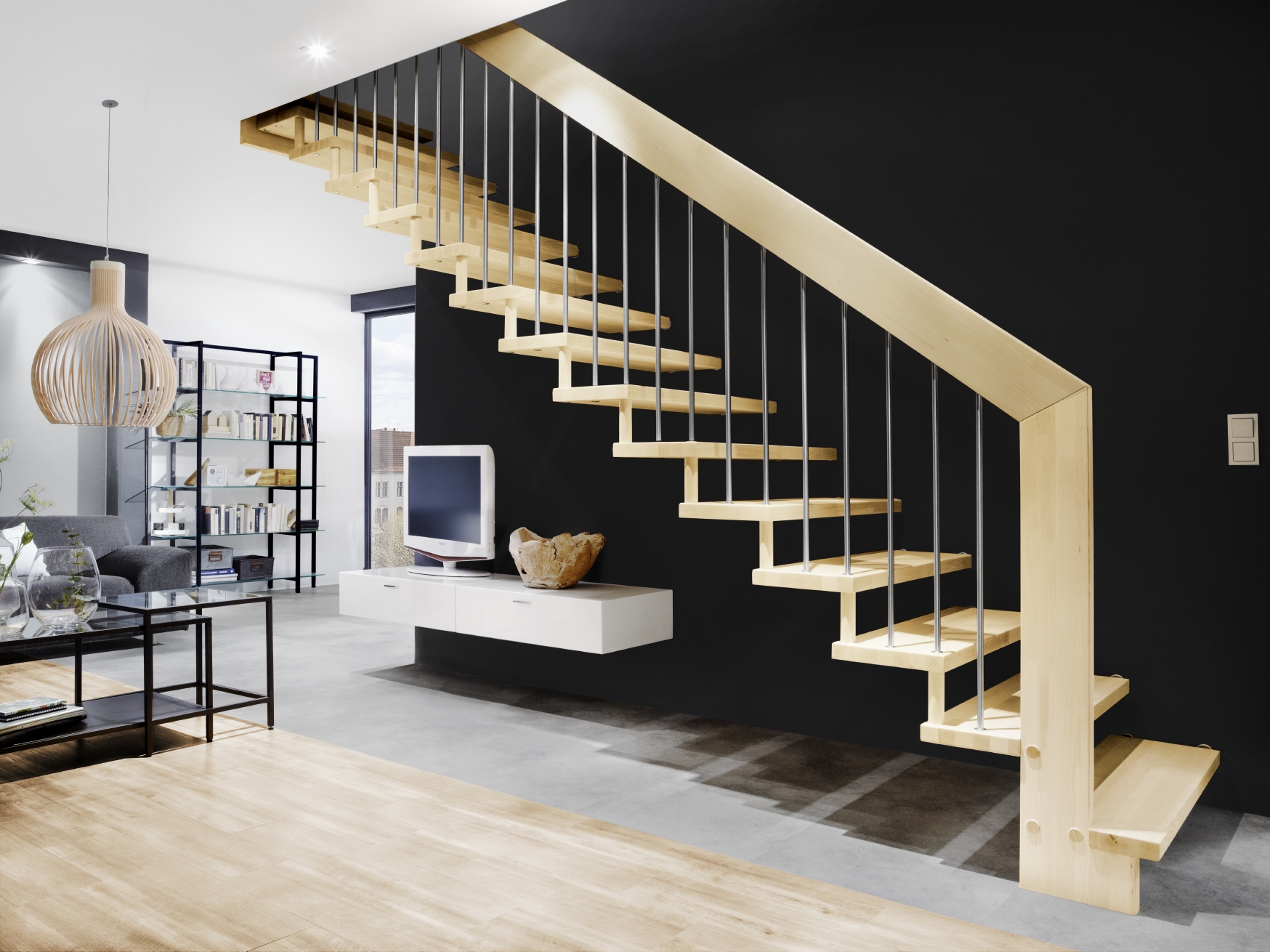 Escalier intérieur en bois avec garde-corps à balustres en inox