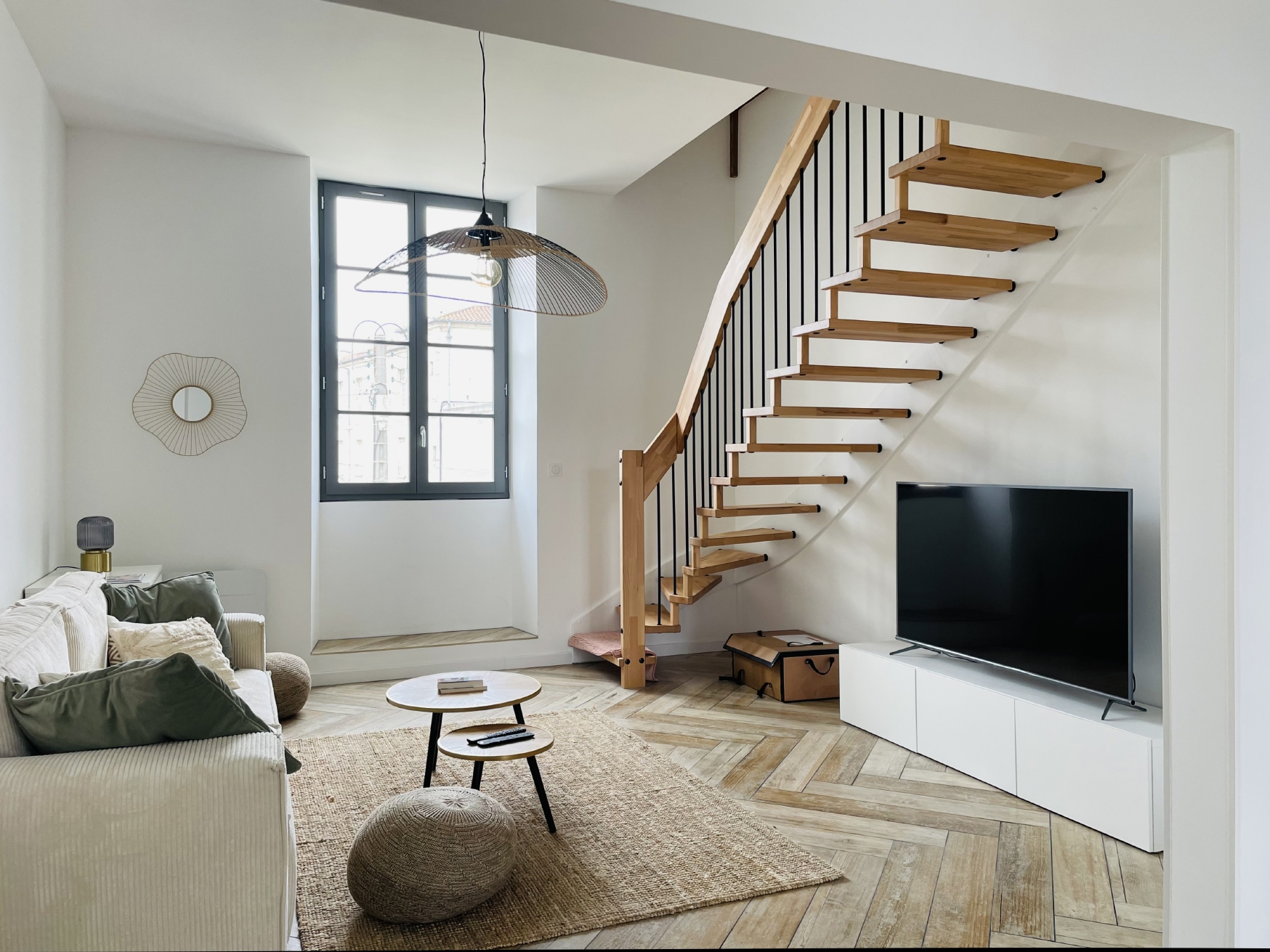 Escalier suspendu en bois rampe avec balustres métalliques-Treppenmeister