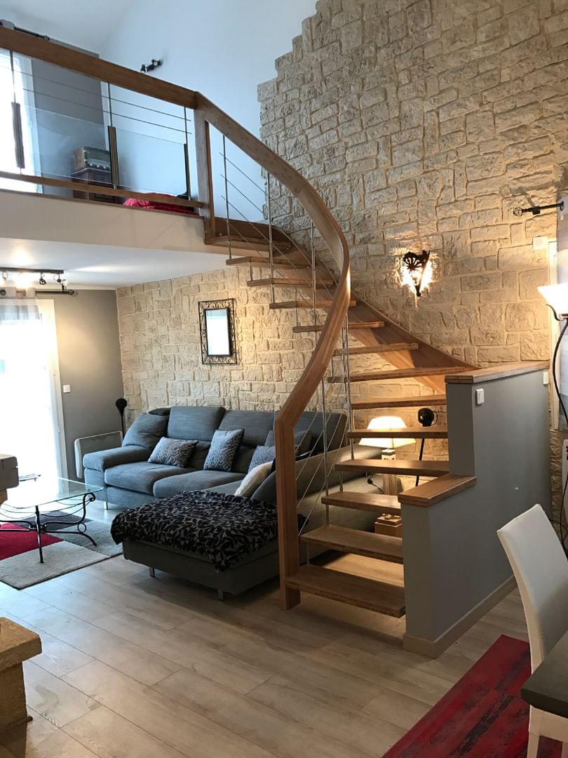 Escalier suspendu bois avec garde-corps Reling balustres inox - Treppenmeister