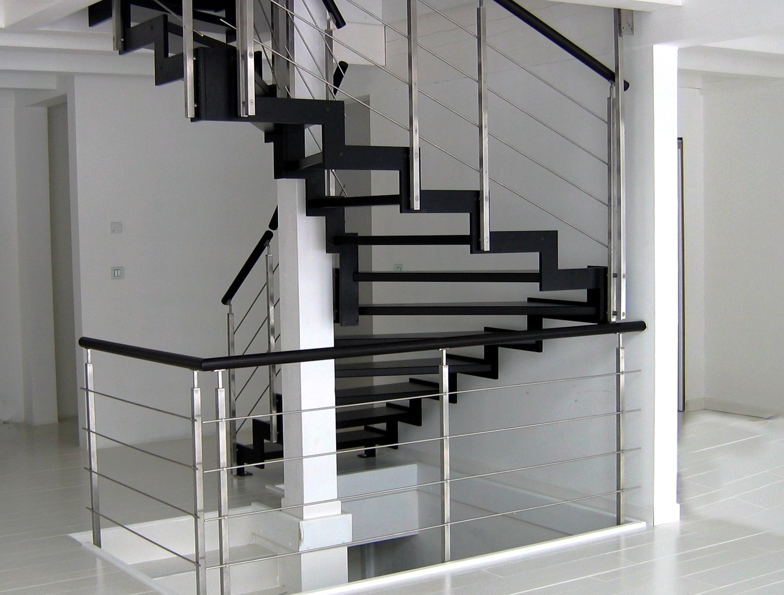 Escalier métallique marches en bois et garde-corps Reling en inox - Treppenmeister